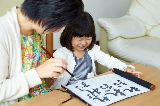 墨を使わない水書き書道。特殊なシートに書き込むと、墨で書いた時と変わらず書道を楽しめる