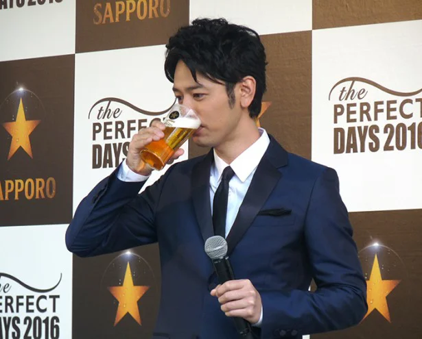 「サッポロ生ビール黒ラベル エクストラブリュー」樽生を飲む妻夫木さん。