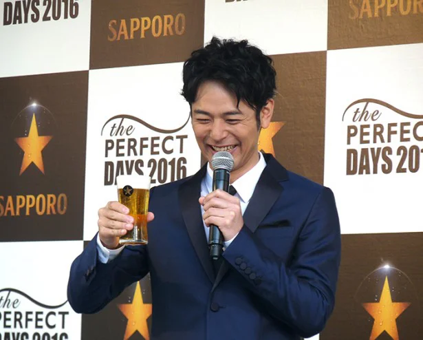 大好きな黒ラベルの樽生が飲めるなんて・・・！「プライベートでも《パーフェクトデイズ》に来たいですね」と妻夫木さん。