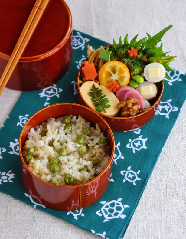 春らしい豆ご飯のお弁当。ご飯が主役なのでたっぷり詰めよう