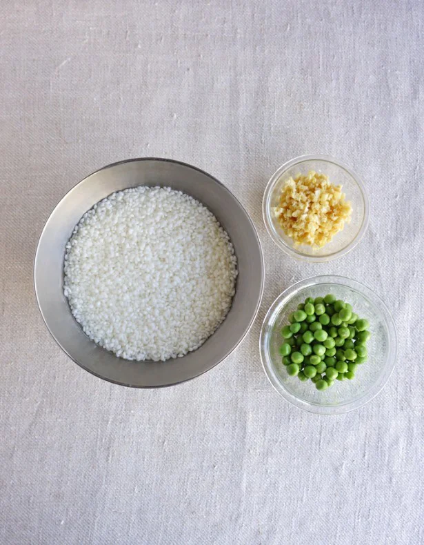 【写真を見る】豆ご飯の材料。米、えんどう豆、油揚げとシンプルだ