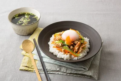「ジューシーそぼろと野菜のビビンバ」「こねぎとのり、豆腐の韓国風スープ」がセットになったキット