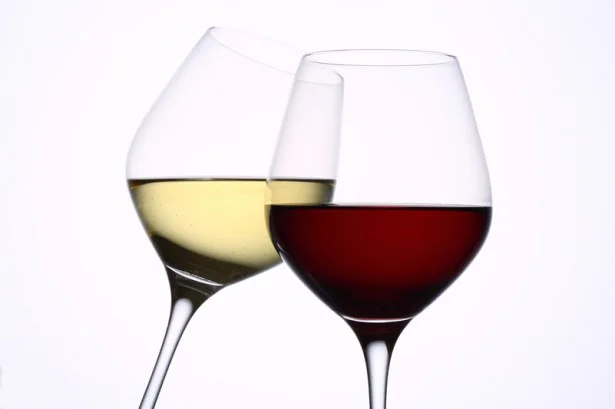 女性人気の高いワイン。赤と白、どんな理由で、どちらを好むのだろうか？