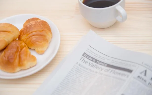 新聞を読むタイミングは朝食時が33.3％とトップ。電車・バス・飛行機で、は1.4％と少数派