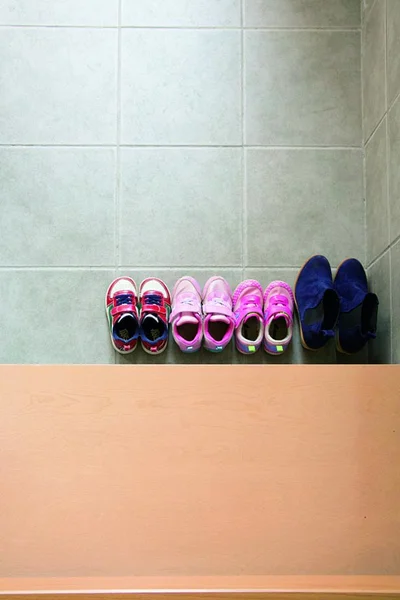 玄関の靴は、まん中に並べるより隅っこに揃えたほうが、断然“整って”見える！
