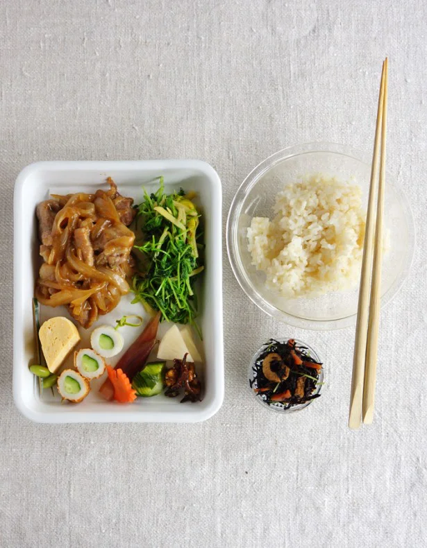 豚のしょうが焼き弁当のおかずはこちら。メイン以外のおかずは、色・形・味がなるべく重ならないように