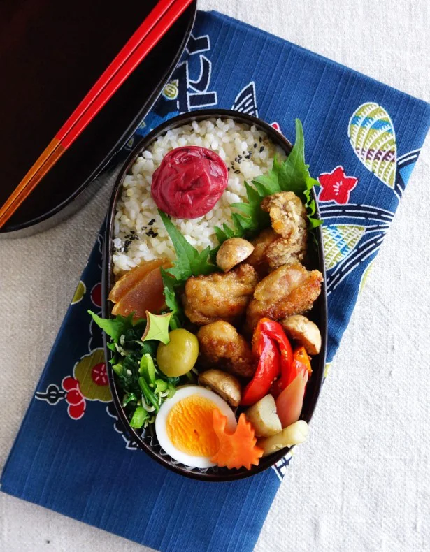 【写真を見る】基本の詰め方で詰めた、鶏の竜田揚げ弁当。コロコロしたおかずは、ランダムに盛り付けよう