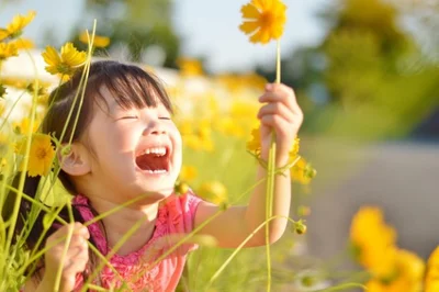 遊ぶ子どもの笑顔が手軽に「スマイル診断」できる