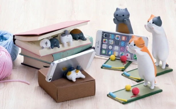 あられもない猫たちに萌え！ スマホ猫スタンド