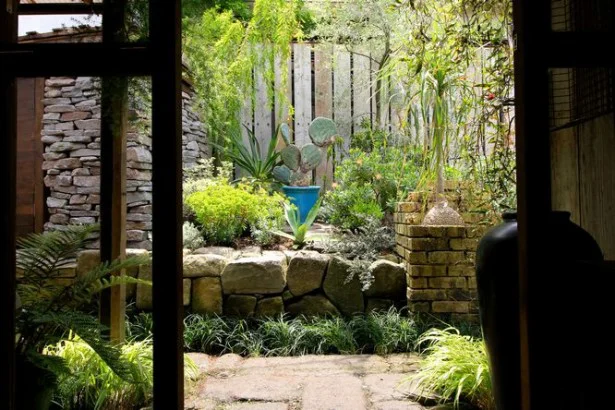 （3）鎌倉「喫茶 侘助」の庭。鎌倉の庭師「植徳」の美意識が堪能できる
