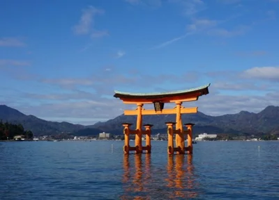 3位「厳島神社」（広島県）。日本三景の1つであり、世界遺産