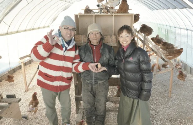 【写真を見る】代表の藤井陽子氏（右）。プリンには地元高島市の｢楽農舎の平飼い卵｣を使用している