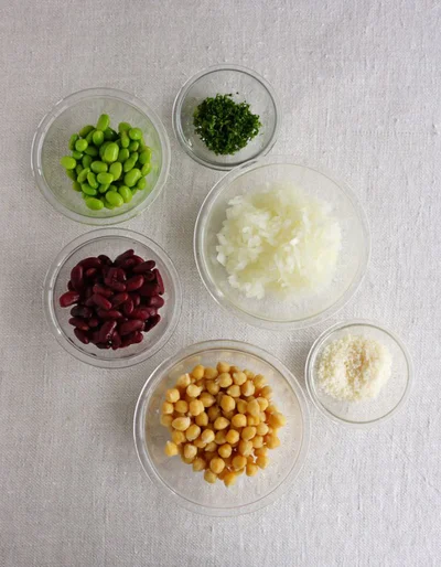 【写真を見る】ひよこ豆のサラダの材料。豆は3種類以上あると、歯ごたえや味がよくなる