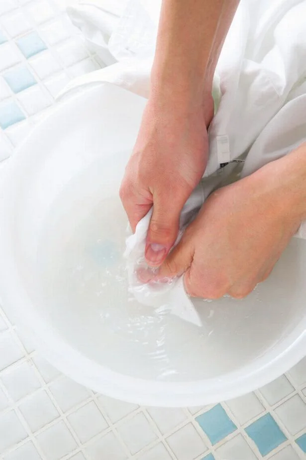 40℃の湯でもみながらすすぐ。生地どうしでこすらずに、指先でつまんでやさしくもんで