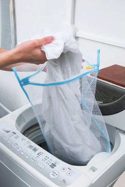畳まず、そのまま目の粗いネットに入れて洗濯機へ。ほかの洗濯物と一緒に洗ってOK