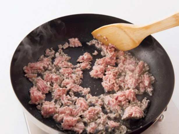 【写真を見る】ひき肉は少しかたまりが残るくらいに粗くほぐして炒め、肉の存在感が出るように仕上げる