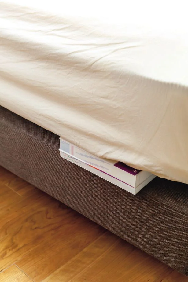天日干しできないマットレスは、ベッド本体との間に厚い本などを挟んで風を通すだけでも湿気が防げる