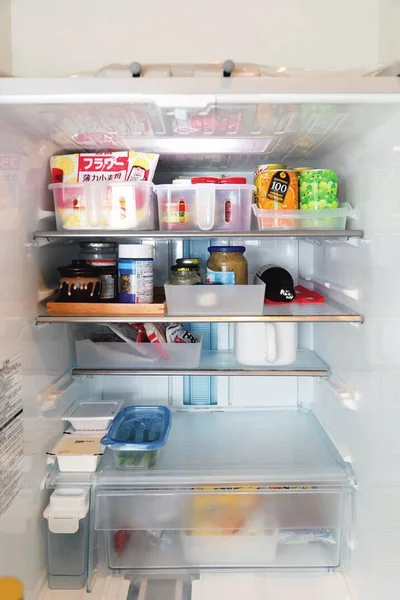 冷蔵庫の収納は7割までに！　詰め込みすぎると冷気が効率よく循環せず、食材が傷みやすくなる
