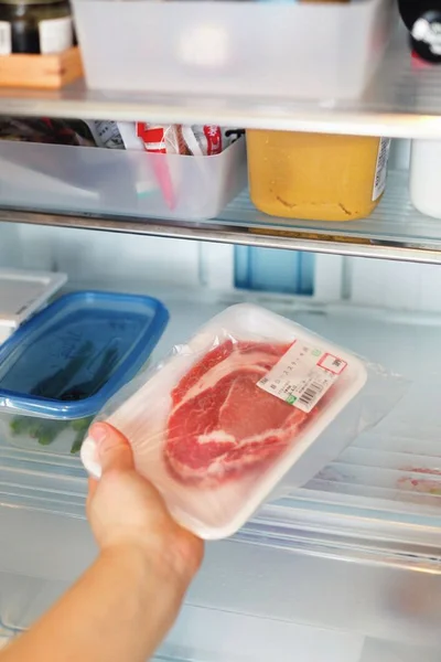 パックからのドリップ漏れが気になる肉や魚は、袋に入れて冷蔵庫へ