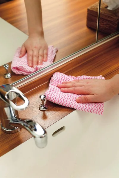 洗面台に薄手の化学繊維のダスターなどを置き、使ったらそのつど水けを拭いて、カビなどの菌をシャットアウト！