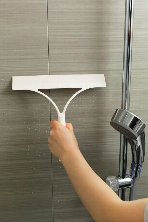 入浴後に壁や床の水けを切ることで、カビ予防に。水切り用ワイパーを浴室内において置けば苦にならない