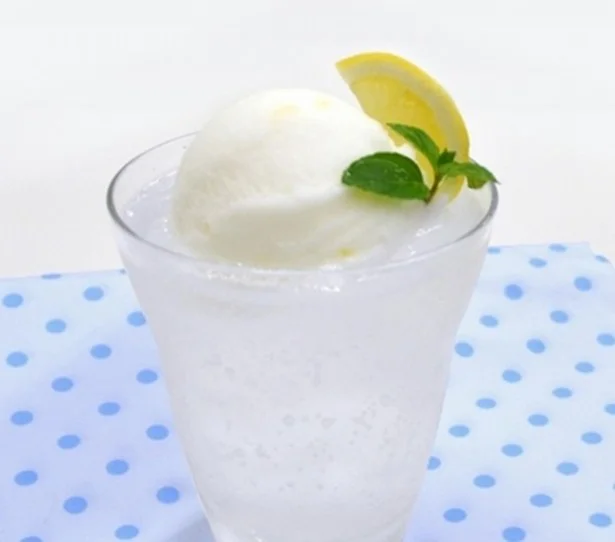 【写真を見る】「爽　冷凍レモン」とソーダで、爽やかソーダフロートの完成