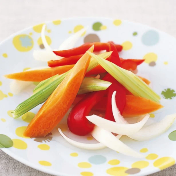 野菜を切って液に入れるだけ！簡単ピクルスを作りおき