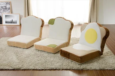 右からめだまやき食パン座椅子、めだまやき食パン座椅子、食パン座椅子