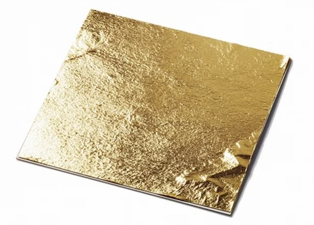 【写真を見る】氷に貼りついているのは、日本一の金箔の産地 金沢の「食用金箔1枚(約10cm四方)」。贅沢！