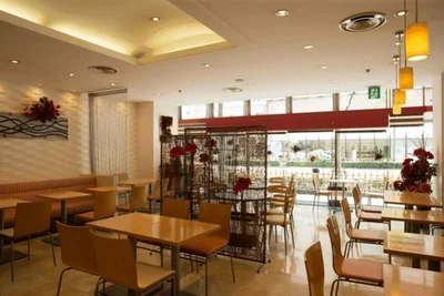 カフェ イズミは、1979年創業。銀座インズ1階に位置し、外堀通りに面したガラス張りの明るいカフェ。