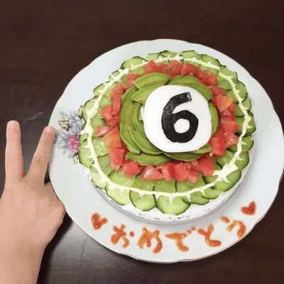 （5）じゃ～ん！野菜たっぷりライスケーキの出来上がり。6歳のお祝いプレートははんぺんと海苔で