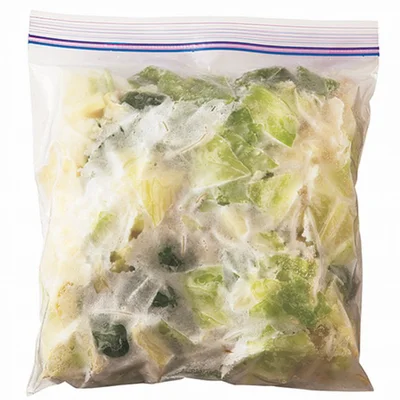 【写真を見る】「自家製冷凍野菜炒めミックス」。ざく切りキャベツ、一口大ピーマン、根を切ったもやしを混ぜて冷凍