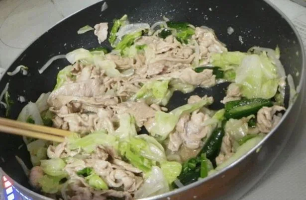 （3）豚肉としょうがを炒めたら、ほどよくしんなりした「野菜炒めミックス」を戻し入れる