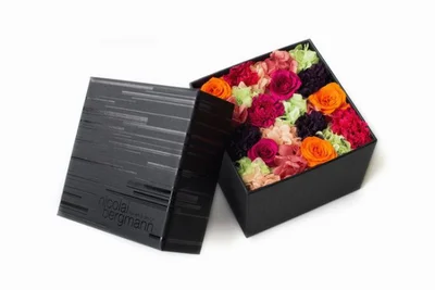 【写真を見る】箱いっぱいに花が敷き詰められた「プリザーブドフラワーボックス」でもおなじみのアーティスト