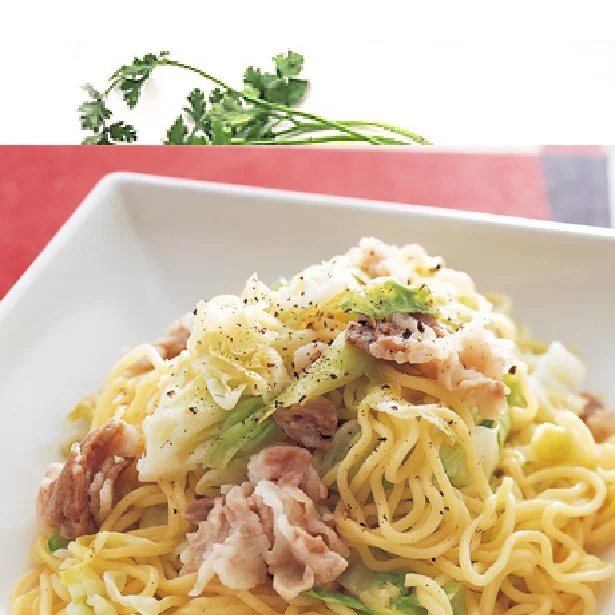本格味がレンジで完成！豚バラ塩焼きそば