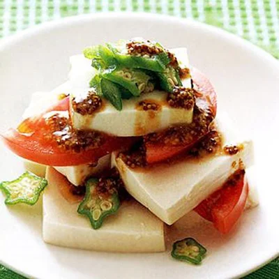 完熟トマトを使うとさらにおいしい「豆腐とトマトの重ねサラダ」