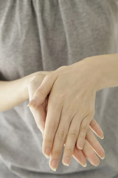 手のひらを合わせて、自分の手と同じくらいの温度に温めると肌なじみがよくなる
