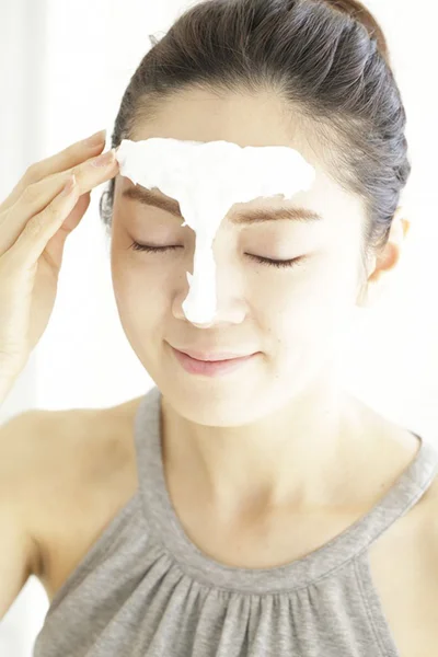 オトナの女性肌には、洗顔フォームは、Tゾーン「だけ」にのせて