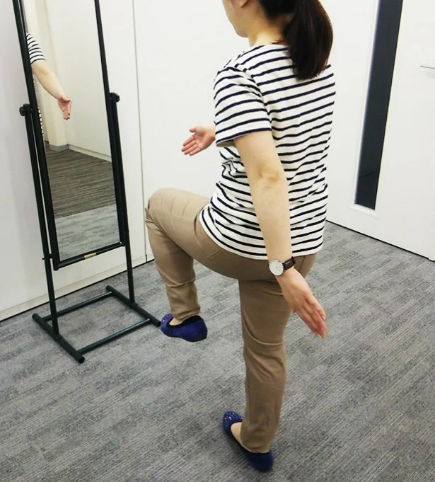 鏡の前で姿勢をチェックするだけ！の「鏡ダイエット」。体のやせ力を高める効果も