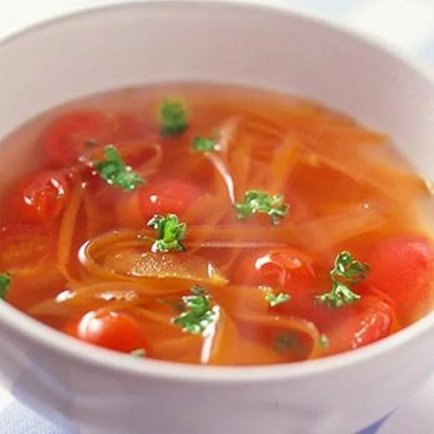 パセリは最後に加えて。「にんじんとトマトのスープ」