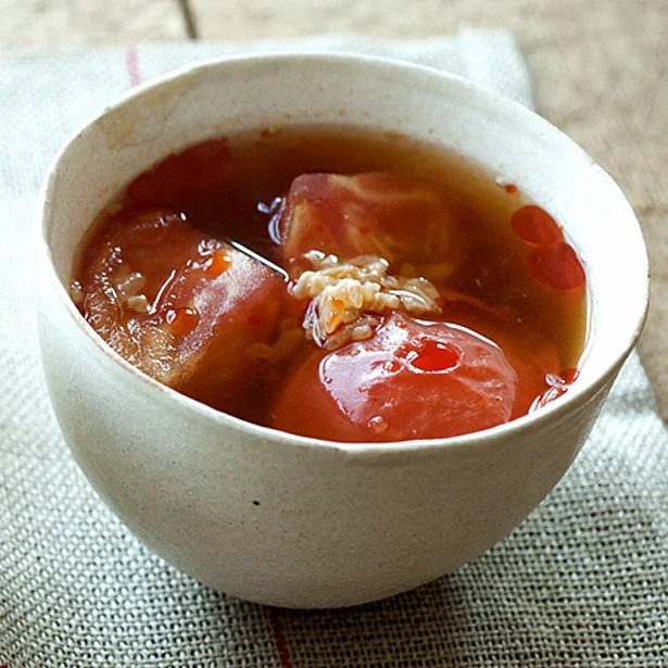 すぐに作れるのに麹のうまみで奥深い。「トマトのしょうゆ麹スープ」