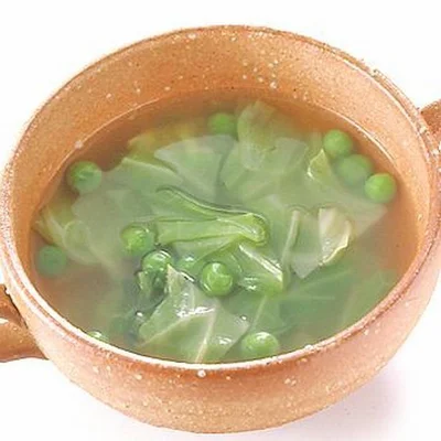 野菜たっぷりの体にやさしいスープ。「キャベツとグリーンピースのスープ」