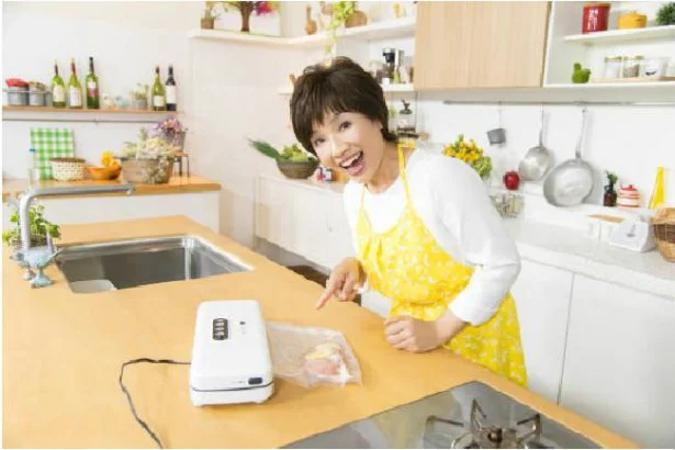 【写真を見る】新インフォマーシャルでは主婦タレントの榊原郁恵さんがマシンをご紹介