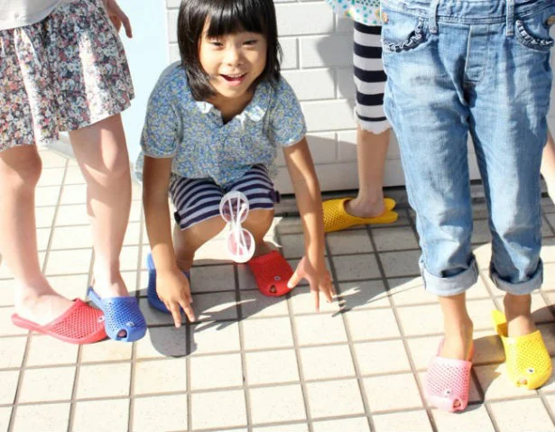 金魚型の足跡に興奮 子どもウキウキ 金魚サンダル 画像2 2 レタスクラブ