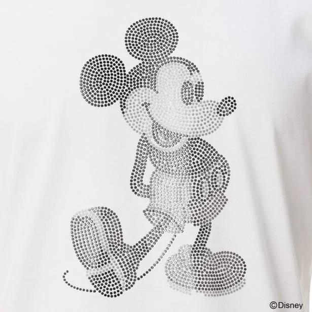 こちらはクルーネックTシャツにあしらわれたミッキーマウス。多色の立体プリントと箔の複合加工により、ミッキーマウスが繊細に表現されている。