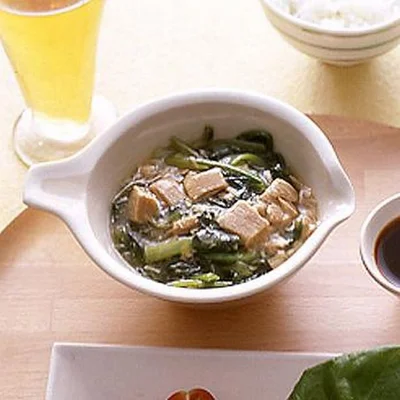  【写真を見る】ツナ缶を青菜と合わせて、ご飯に合うさっぱり味に。「小松菜とツナの煮もの」