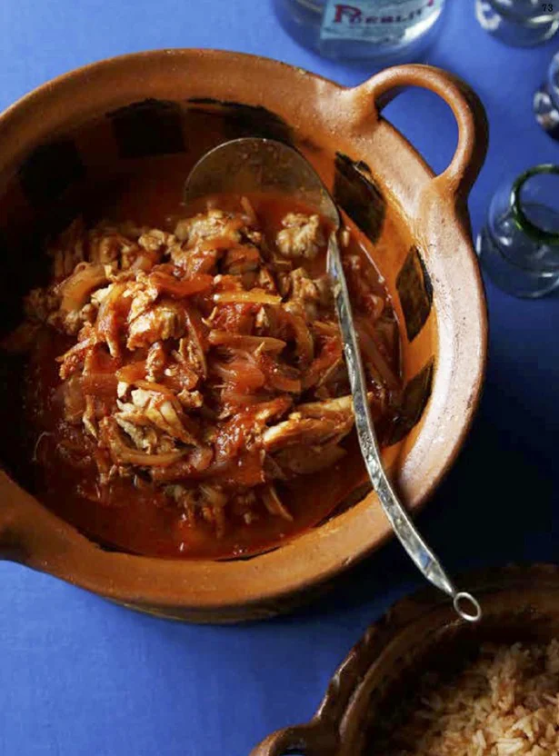 裂いた鶏むね肉をトマトで煮込んで。タコスの具にもいい「ティンガ・デ・ポジョ(メキシコ風ピリ辛チキン)」