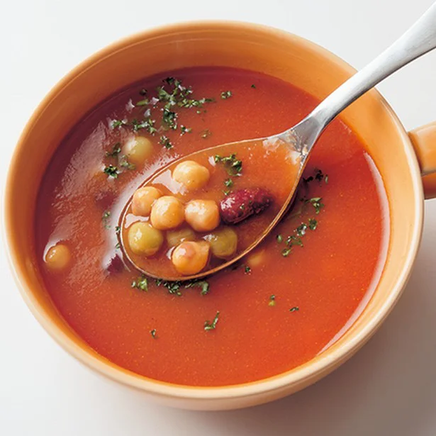 温めたトマトジュースを注いで。「豆のトマトカレースープ」
