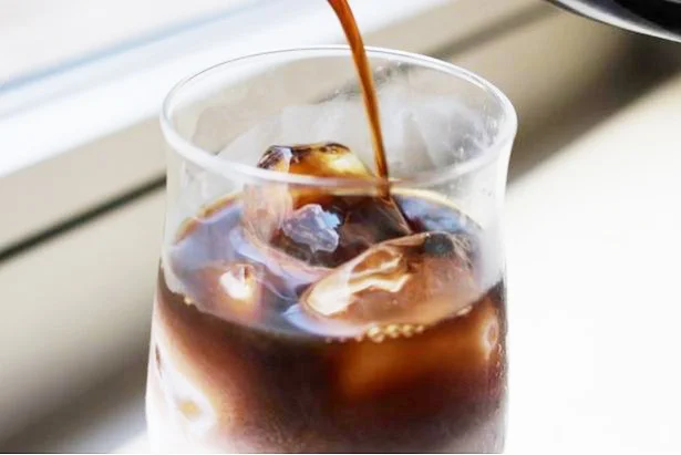 コーヒーを注ぐとき「氷につたわせる」のがくっきりツートンのコツ