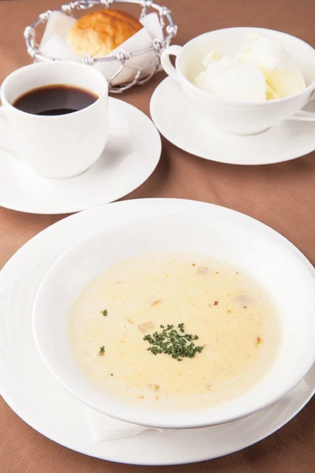 プラス￥1,100でスープ、ジェラート、コーヒーまたは紅茶付きに。チョップドサラダも人気！